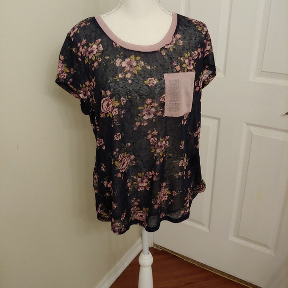 Wallflower Tops - Floral Pattern T-shirt NWT Wallflower Brand